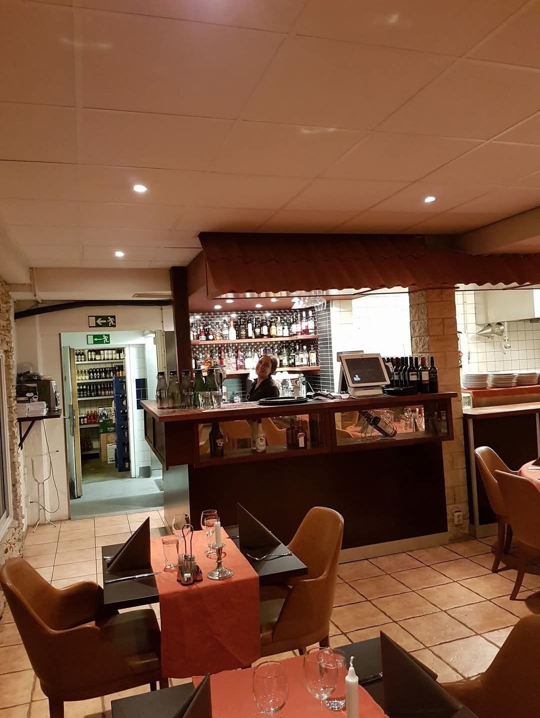 Baren och det öppna köket i restaurangen