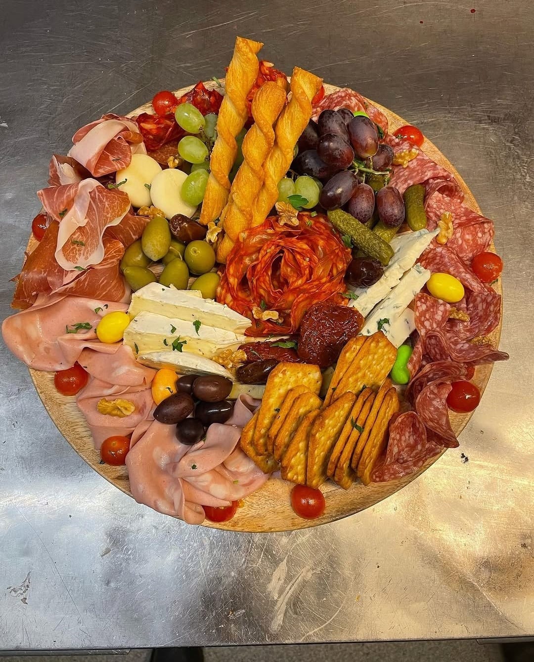 Charkbricka med parmaskinka, salami, ostar, oliver och grissini