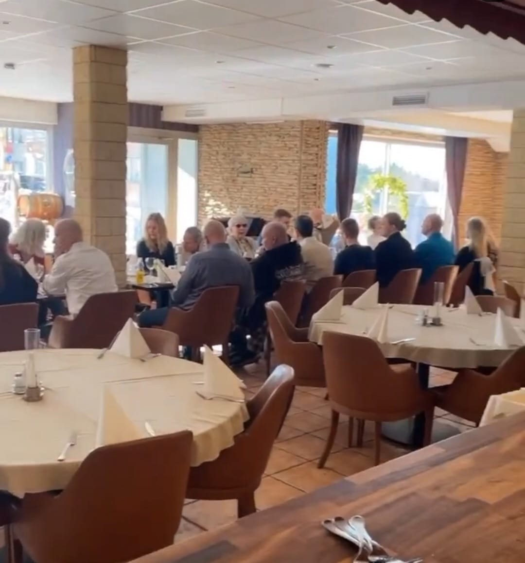 Fullsatt matsal under en festkväll