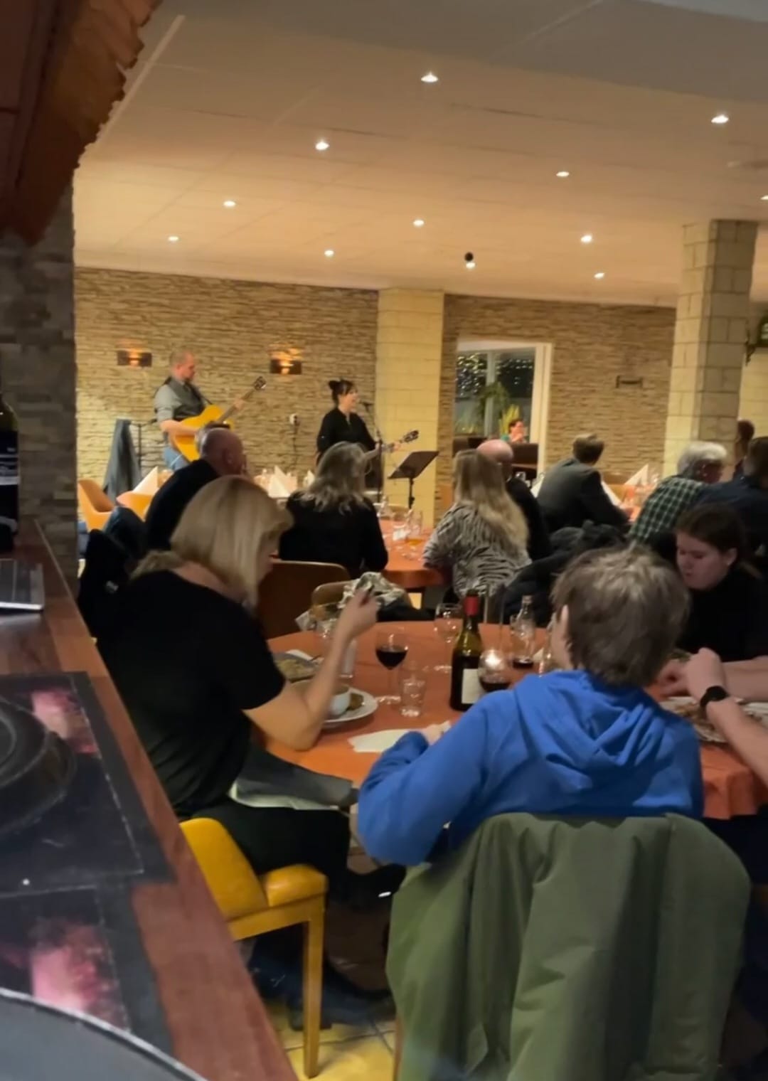 Livemusik i matsalen en kväll med fullsatt restaurang