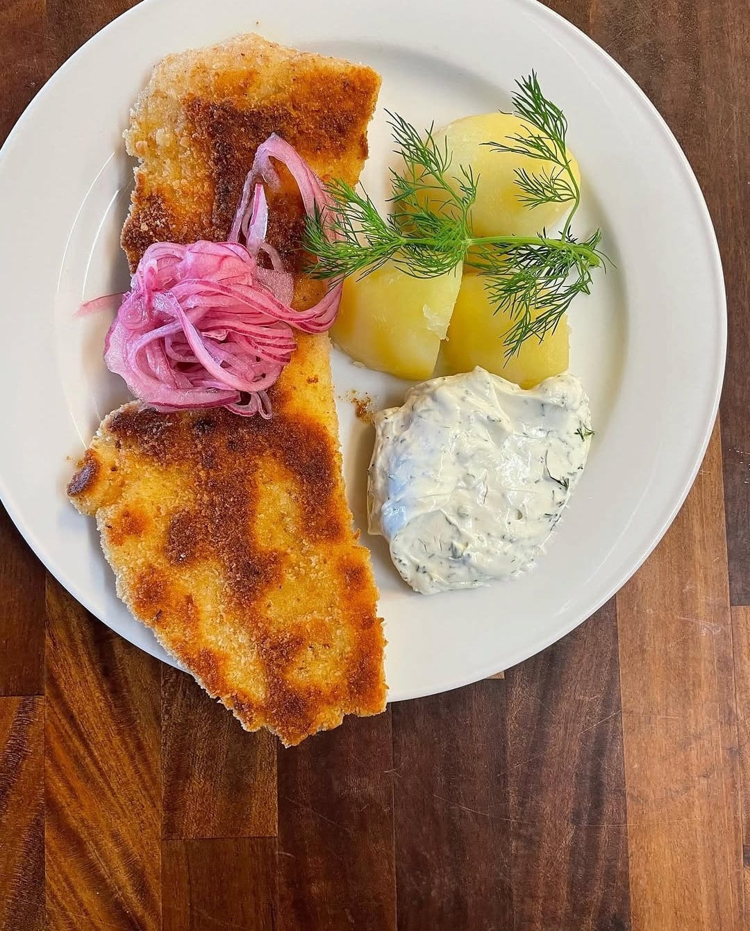 Panerad torsk med dillmajonnäs, picklad rödlök och kokt potatis