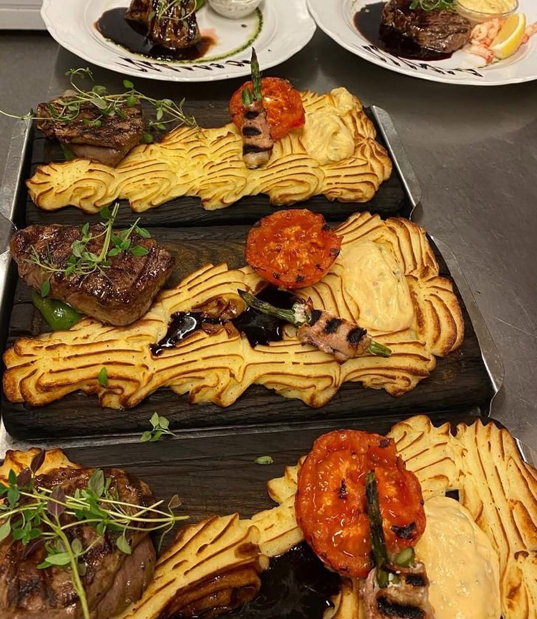 Plankstek med duchessepotatis, grillad tomat och bearnaisesås på Vendelsö Kök & Bar