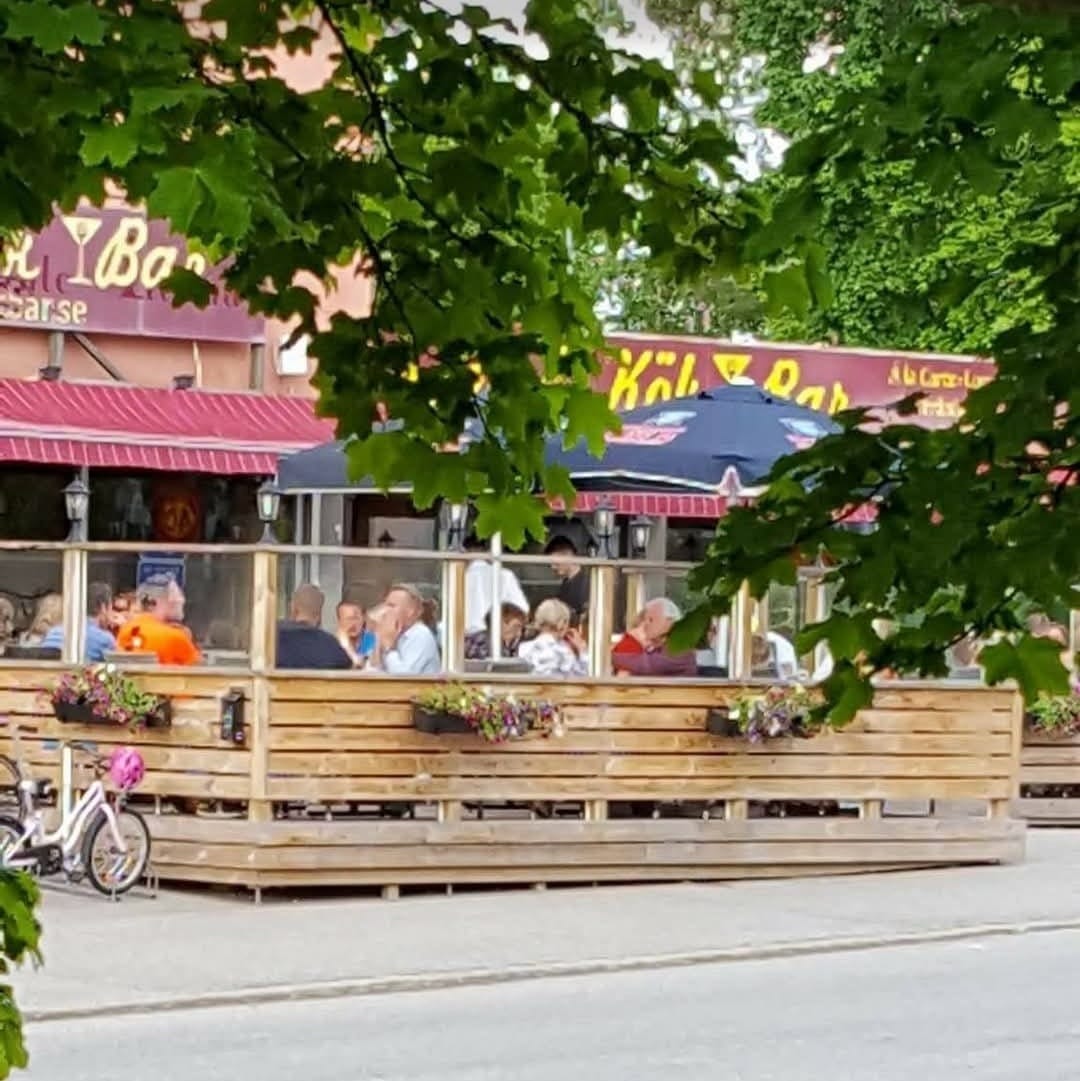 Uteserveringen på Klenavägen en sommardag med gäster
